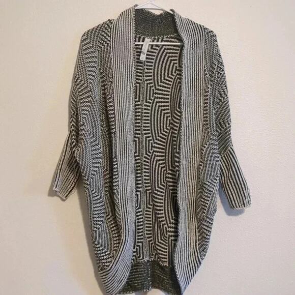 Aeropostale black and white knit cocoon cardigan size Medium - Picture 2 of 5